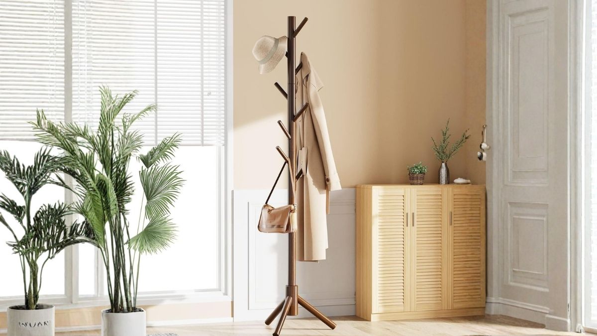 Why the Pipishell Wooden Coat Tree Works Well in Small Spaces